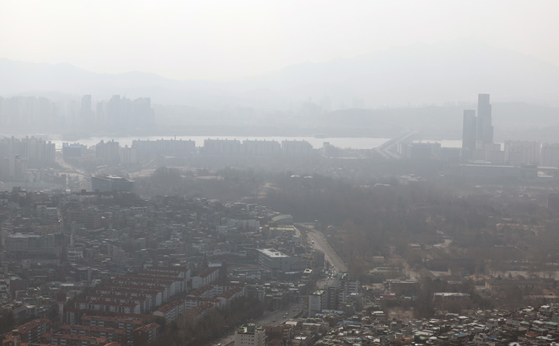 초미세먼지 농도가 나쁨 수준을 보인 지난 13일 오전 서울 용산구 남산타워에서 바라본 도심이 뿌옇게 보이고 있다. (ⓒ뉴스1, 무단 전재-재배포 금지)