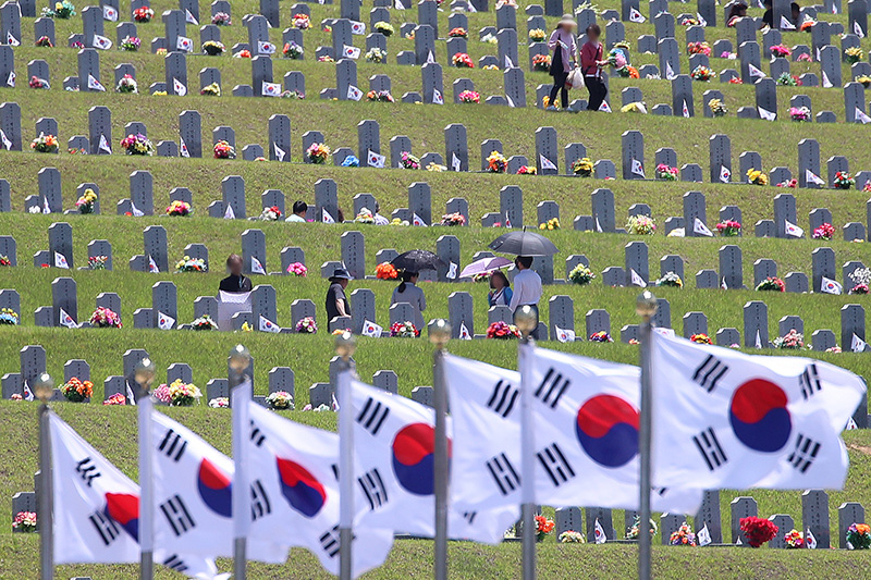 경북 영천시 고경면 국립영천호국원을 찾은 시민들이 참배하고 있다. (ⓒ뉴스1, 무단 전재-재배포 금지)