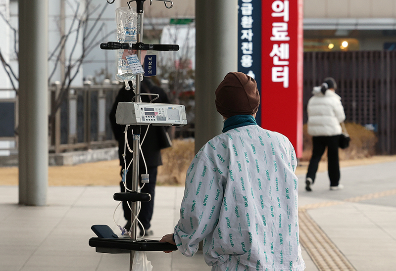 정부의 의대 정원 증원에 반발한 전공의들이 집단 이탈을 시작한 지 8일째인 27일 오전 서울 시내의 한 대학병원에서 한 환자가 이동하고 있다. (ⓒ뉴스1, 무단 전재-재배포 금지)