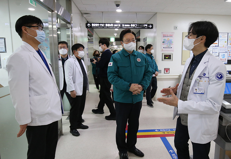 조규홍 보건복지부 장관이 지난 26일 오후 대전 중구 충남대병원에서 비상진료체계 등 의료 현장을 점검하며 의료진과 대화를 나누고 있다. (ⓒ뉴스1, 무단 전재-재배포 금지)