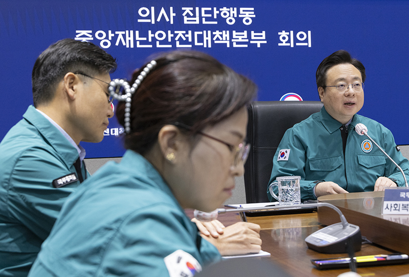 조규홍 중앙재난안전대책본부 1차장(복지부 장관)이 27일 ‘의사 집단행동 중앙재난안전대책본부 회의’를 주재하고 있다. (사진=보건복지부)