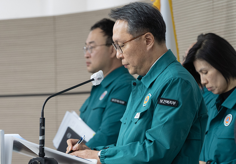 박민수 보건복지부 2차관이 27일 정부세종청사에서 ‘의사 집단행동 중앙재난안전대책본부 회의’ 정례 브리핑을 하고 있다. (사진=보건복지부)