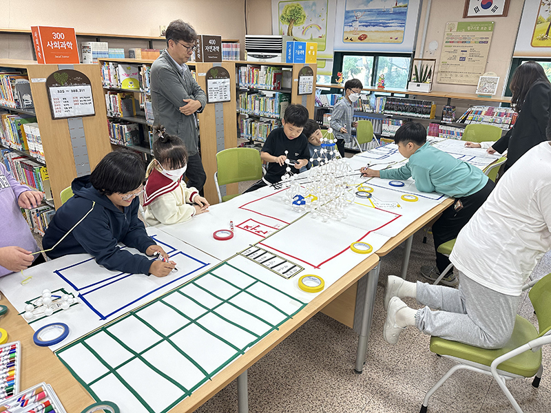 전남 영암초등학교에서는 늘봄학교 프로그램으로 <우리학교 건축 탐험대-참여형 ESG 건축 디자인 스쿨>을 운영, 3~6학년 학생들을 대상으로 지역 자원과 ESG 건축 개념 학습을 진행했다. 이를 응용해 실제 학교건축 디자인에 학생들이 직접 참여하기도 했다. 해당 늘봄학교 콘텐츠는 지난해 교육부 장관상을 수상했다.