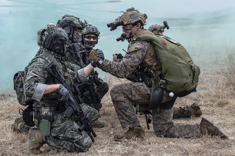 지난해 3월 열린 자유의 방패(FS)훈련에 참가한 대한민국 해병대 특수수색대와 미 해병대 수색부대원이 22일 경북 포항시 북구 송라면 조사리 해안에서 실시된 한·미·영 해병대 수색대 해상 및 공중 침투훈련에서 전우애를 확인하고 있다. 2023.3.23. (ⓒ뉴스1, 무단 전재-재배포 금지)