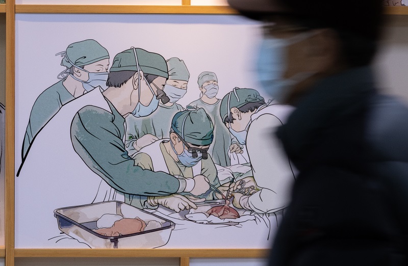정부가 의대 정원 확대에 반발해 병원을 집단 이탈한 전공의들에게 제시한 복귀 시한 마지막 날인 29일 오전 서울의 한 대형병원에서 환자 및 보호자들이 발걸음을 옮기고 있다.2024.2.29.(ⓒ뉴스1, 무단 전재-재배포 금지)