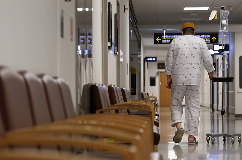 전국 의사 총궐기 대회 날을 맞이한 3일 서울 시내 한 대학병원에서 한 환자가 이동하고 있다. (ⓒ뉴스1, 무단 전재-재배포 금지)