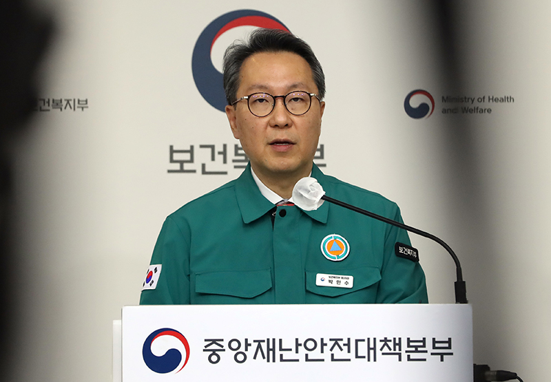 박민수 중앙재난안전대책본부 제1총괄조정관(보건복지부 제2차관)이 4일 정부세종청사에서 ‘의사 집단행동 중앙재난안전대책본부 회의’ 정례 브리핑을 하고 있다. (ⓒ뉴스1, 무단 전재-재배포 금지)