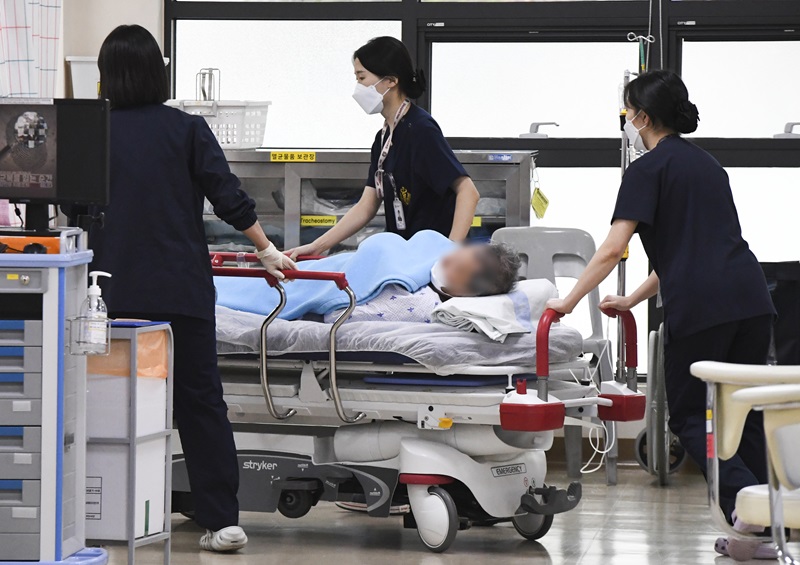 지난달 20일 오전 경기 성남시 분당구 국군수도병원 응급실에서 의료진이 민간인 환자를 옮기고 있는 모습. (ⓒ뉴스1, 무단 전재-재배포 금지)