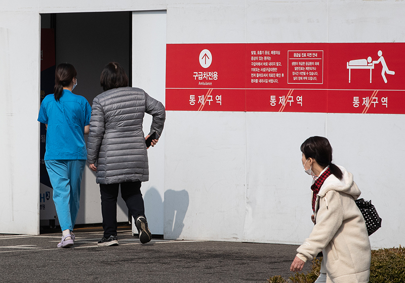 서울 시내 한 대학병원에서 한 의료진과 보호자가 응급실로 들어서고 있다. (ⓒ뉴스1, 무단 전재-재배포 금지)