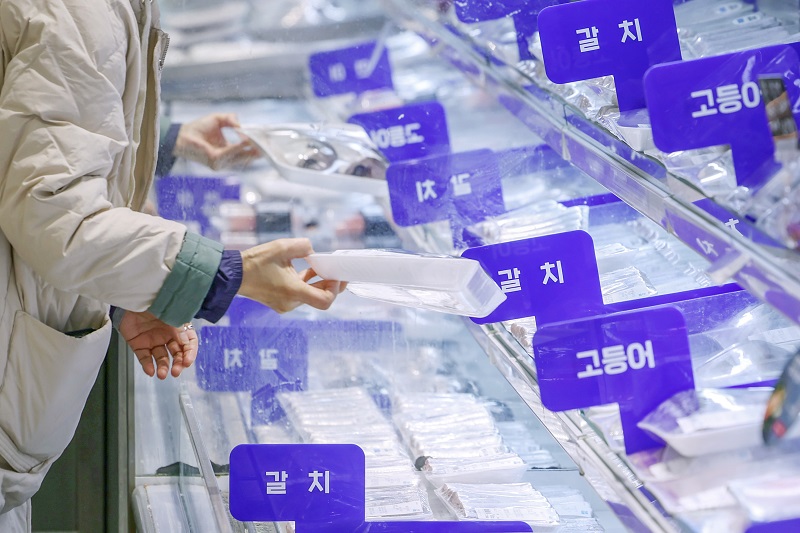 서울의 한 대형마트에서 시민들이 수산물을 고르고 있다. 2023.11.27. (ⓒ뉴스1, 무단 전재-재배포 금지)