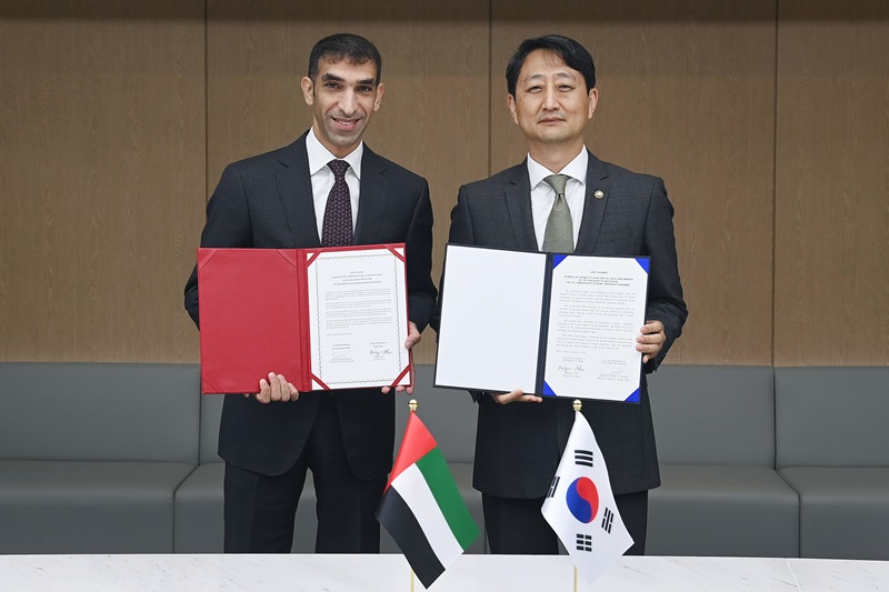 안덕근 통상교섭본부장과 타니 빈 아흐메드 알 제유디 UAE 경제부 대외무역 특임장관이 14일 오후 서울 중구 대한상공회의소에서 열린 ‘한-UAE 포괄적경제동반자협정(CEPA) 협상 타결 서명식’에서 공동 선언문 서명을 마친 뒤 기념촬영을 하고 있다.(사진=산업통상자원부)
