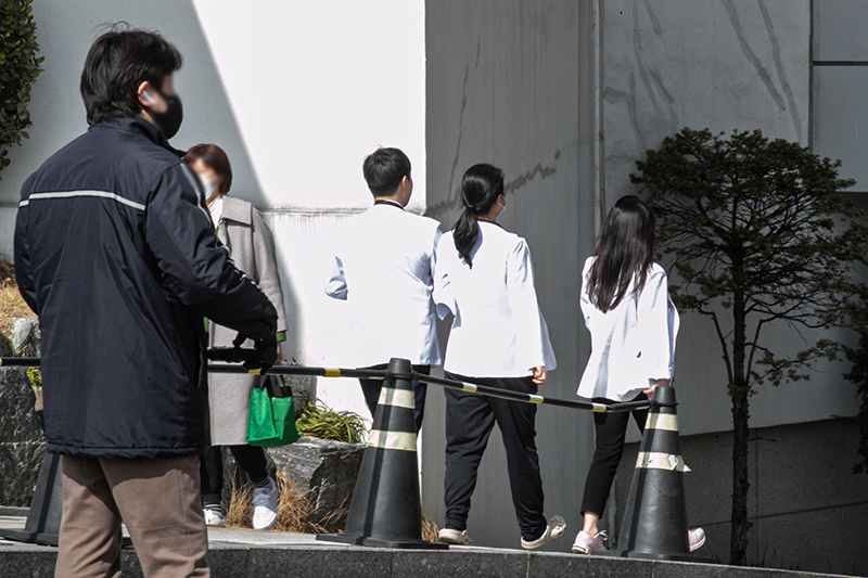 정부가 미복귀 전공의 확인을 위해 전국의 수련병원에 현장점검을 실시하는 4일 서울 시내의 한 대학병원에서 의료인들이 발걸음을 옮기고 있다. (ⓒ뉴스1, 무단 전재-재배포 금지)