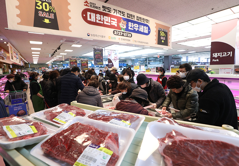 지난해 2월 서울 서초구 하나로마트 양재점에서 한우 반값 할인행사 ‘소(牛)프라이즈 2023 대한민국 한우세일’ 행사장을 찾은 시민들이 긴 기다림 끝에 한우를 사고 있다. (ⓒ뉴스1, 무단 전재-재배포 금지)