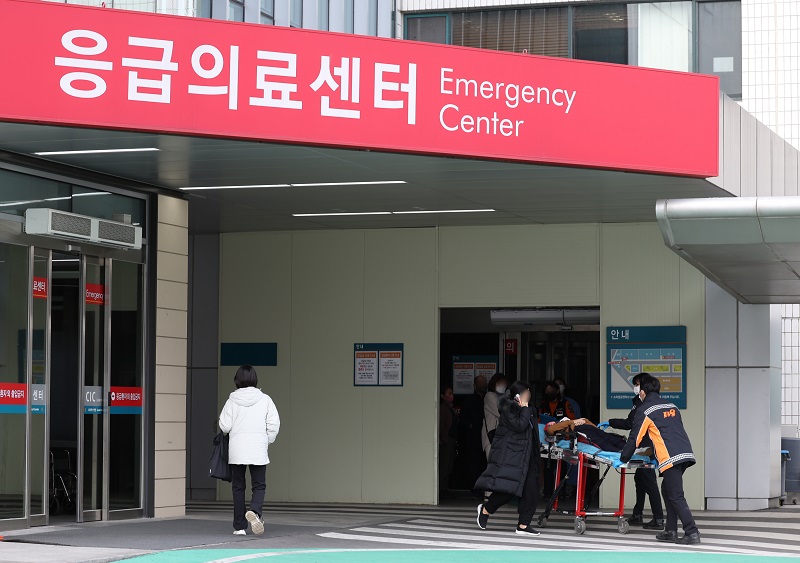 전공의 집단 사직 사태 16일째를 맞는 6일 서울 송파구 서울아산병원 응급의료센터로 응급이송환자가 들어서고 있다.(ⓒ뉴스1, 무단 전재-재배포 금지)
