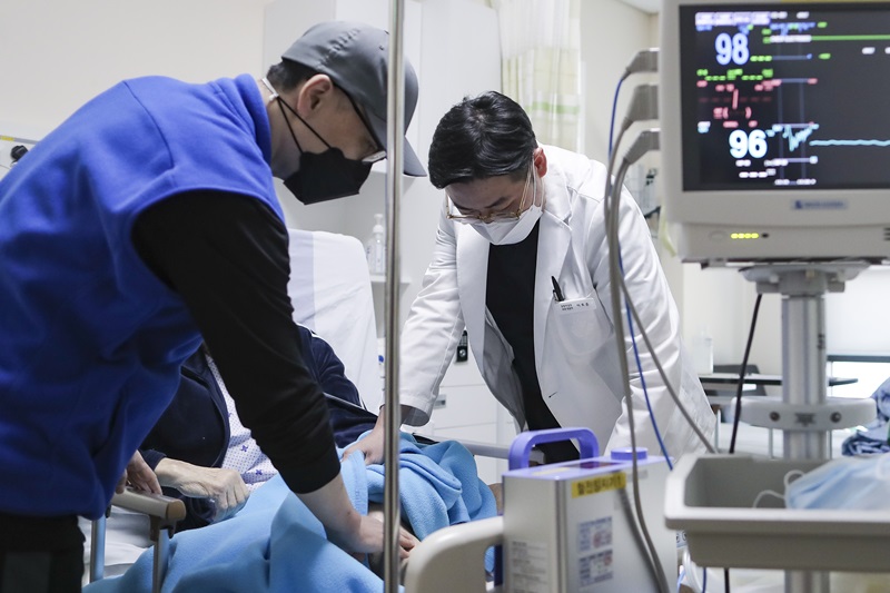 4일 경기도 성남시 국군수도병원에서 소속 군의관이 민간인 환자를 진료하고 있는 모습. (사진=국방부 제공)