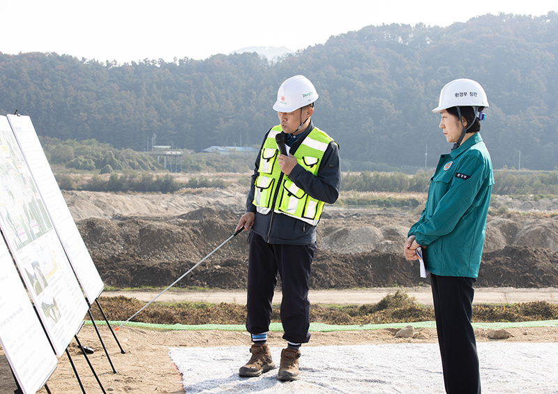 한화진 환경부 장관이 강원도 원주시 섬강 부평지구를 방문, 하천 준설 현장을 점검하고 있다. (ⓒ뉴스1, 무단 전재-재배포 금지)