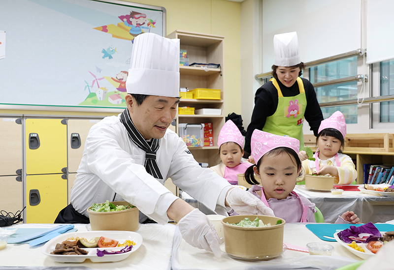 이주호 사회부총리 겸 교육부 장관은 12일 충북 진천 상신초등학교에서 제16차 함께차담회를 개최했다. 이날 이 부총리는 늘봄학교 프로그램에 참관하며 현장 관계자 의견을 수렴했다. (사진=교육부)