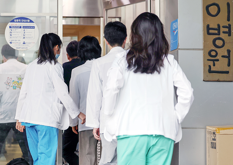 서울대학교 의과대학 교수협의회 비상대책위원회 소속 교수들이 11일 오후 서울 종로구 서울대병원 어린이병원에서 열린 긴급총회에 참석하고 있다. (ⓒ뉴스1, 무단 전재-재배포 금지)