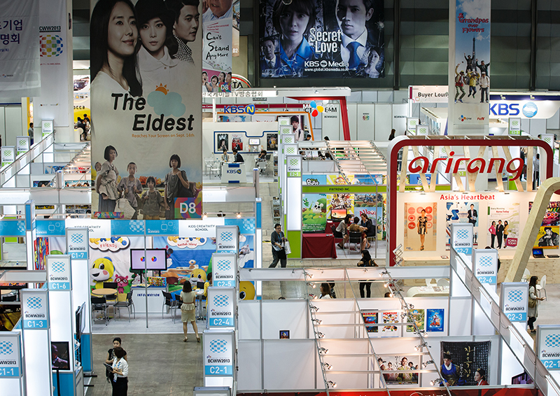지난해 9월 서울 강남구 삼성동 코엑스에서 열린 ‘국제방송영상견본시(BCWW) 2013’을 찾은 관람객들이 국내외 다양한 방송콘텐츠들을 살펴보고 있다. (ⓒ뉴스1, 무단 전재-재배포 금지)