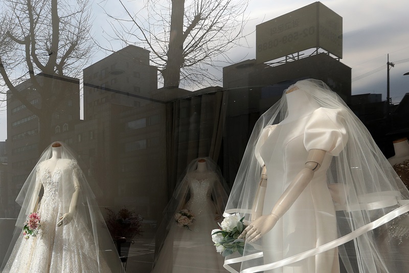 서울 서대문구 아현동 웨딩타운의 드레스샵에 웨딩드레스가 전시된 모습.(ⓒ뉴스1, 무단 전재-재배포 금지)