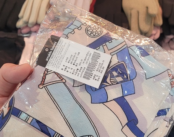 야외 매대에서 구매한 1+1 행사 중인 스카프.