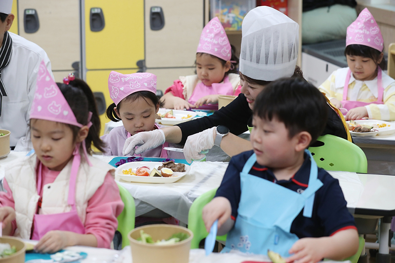 12일 오후 충북 진천군 상신초등학교에서 초등학교 1학년생이 늘봄학교 프로그램 ‘나는야 환경요리사’ 시간에 참여하고 있다. (사진=문화체육관광부 국민소통실)