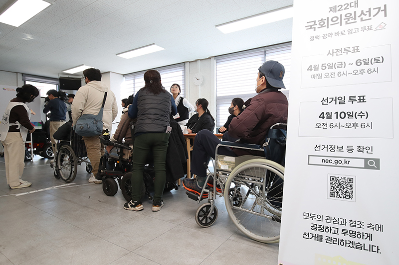 오는 4월 10일 실시하는 제22대 국회의원선거를 앞두고 대구 동구 장애인지역공동체에서 대구시선거관리위원회 주최 장애인유권자 모의 투표체험이 진행되고 있다. (ⓒ뉴스1, 무단 전재-재배포 금지)