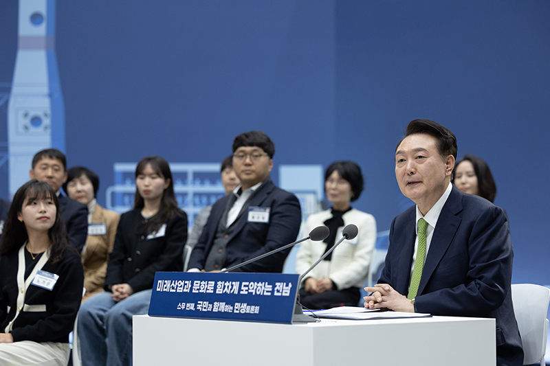 윤석열 대통령이 14일 전남 무안군 전남도청에서 ‘미래산업과 문화로 힘차게 도약하는 전남’을 주제로 열린 스무 번째 국민과 함께하는 민생토론회에서 발언하고 있다. (사진=대통령실)