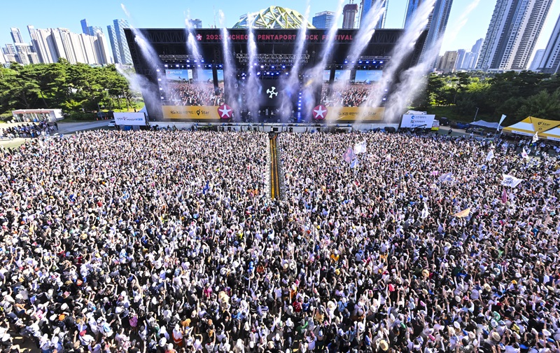 밴드 실리카겔(Silica Gel)이 지난해 8월 5일 오후 인천 연수구 송도달빛축제공원에서 열린 2023 인천 펜타포트 락 페스티벌에서 멋진 무대를 선보이고 있는 모습. (사진=인천시)