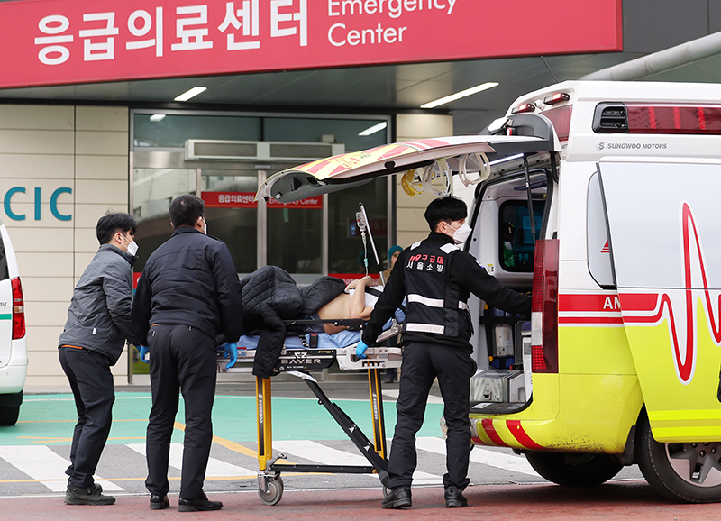 서울의 한 종합병원 응급의료센터로 환자가 이송되고 있다. (ⓒ뉴스1, 무단 전재-재배포 금지)