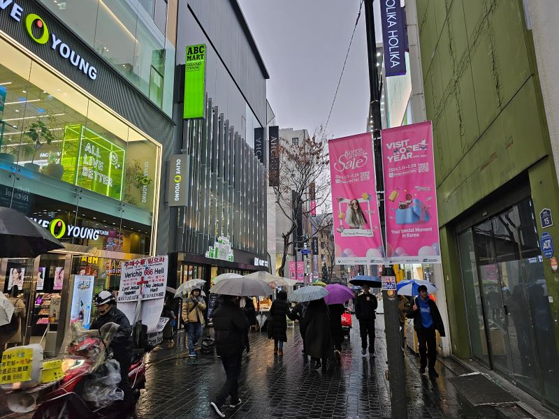 지난 2월 29일까지 진행됐던 코리아그랜드세일 명동거리의 모습. 코로나 시기와 비교해 굉장히 많은 관광객이 현장을 찾았었다.