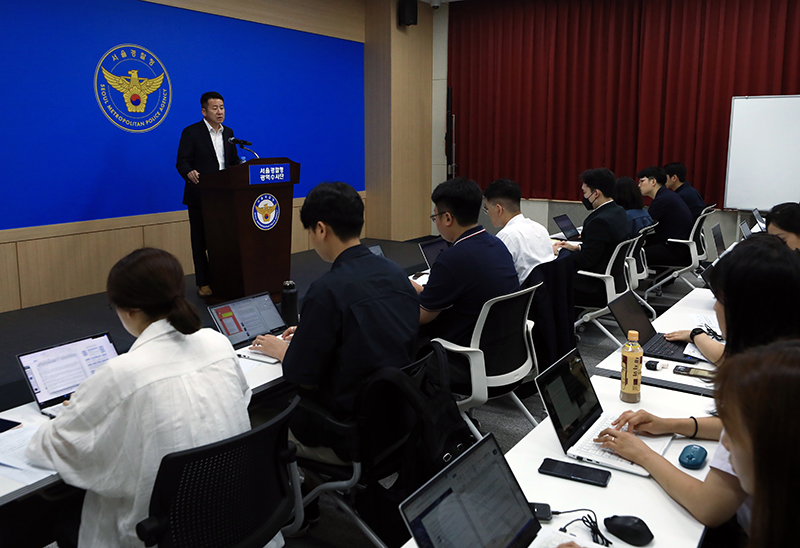 지난해 7월 서울경찰청 강력범죄수사대가 비상장 주식을 상장 확정된 것처럼 속여 110억 원 상당을 편취한 조직폭력배 등 일당 검거 브리핑을 하고 있다. (ⓒ뉴스1, 무단 전재-재배포 금지)