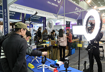 서울 강남구 코엑스에서 열린 ‘크리에이터스 라이브’에 1인 크리에이터를 위한 장비들이 전시돼 있다. (ⓒ뉴스1, 무단 전재-재배포 금지)