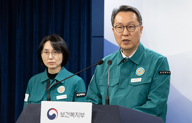 박민수 중앙재난안전대책본부 제1총괄조정관(보건복지부 제2차관)이 18일 정부세종청사에서 ‘의사 집단행동 중앙재난안전대책본부 회의’ 정례 브리핑을 하고 있다. (사진=보건복지부)
