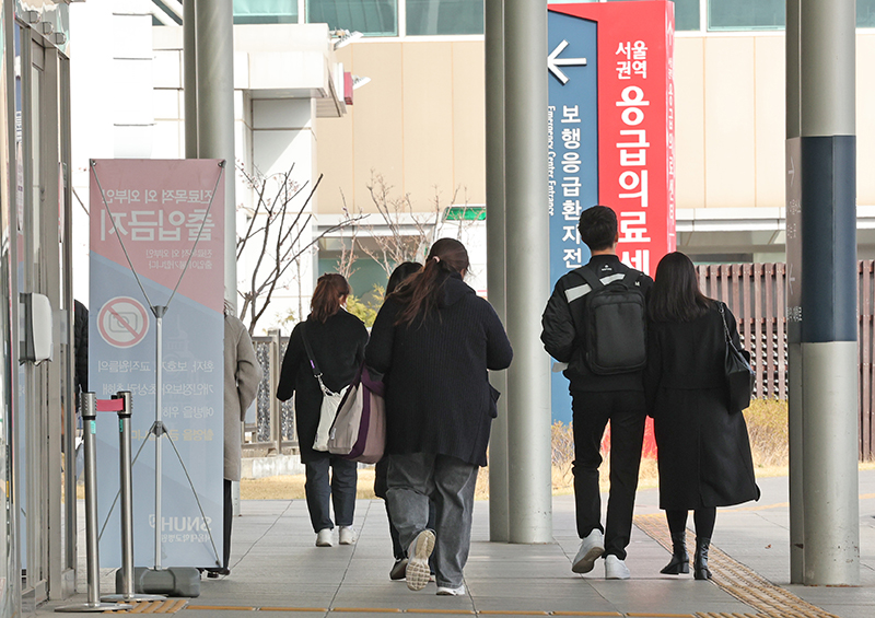 17일 오후 서울 종로구 서울대학교병원이 주말을 맞아 비교적 한산한 모습을 보이고 있다. (ⓒ뉴스1, 무단 전재-재배포 금지)