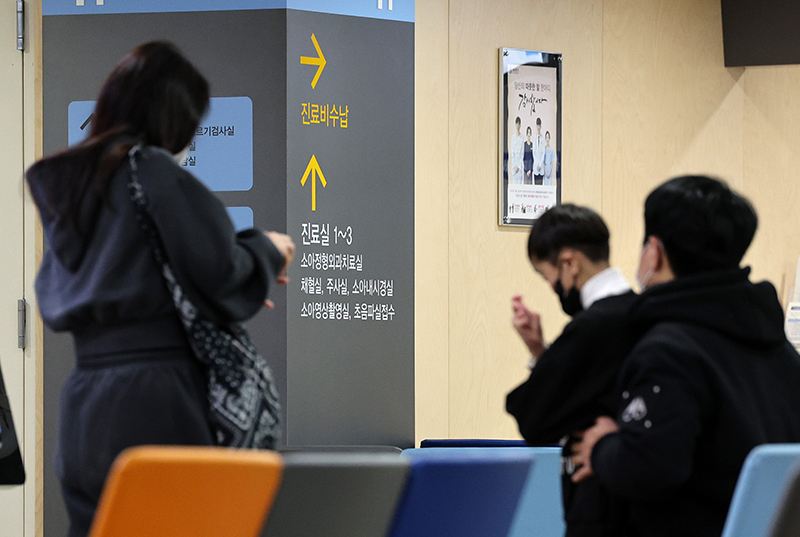 서울 서대문구 연세 세브란스 어린이 병원에서 어린이 가족이 진료를 기다리고 있다. (ⓒ뉴스1, 무단 전재-재배포 금지)