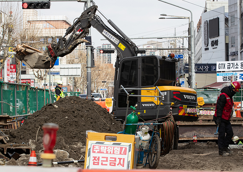 서울시내 한 공사 현장에서 근로자들이 작업을 하고 있다. (ⓒ뉴스1, 무단 전재-재배포 금지)