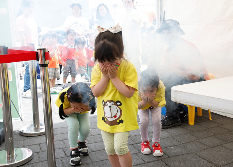 서울 강서구 마곡나루역 인근 마곡광장에서 열린 ‘2023 강서 재난안전 체험박람회’에서 어린이들이 화재 대피 훈련을 하고 있다. (ⓒ뉴스1, 무단 전재-재배포 금지)