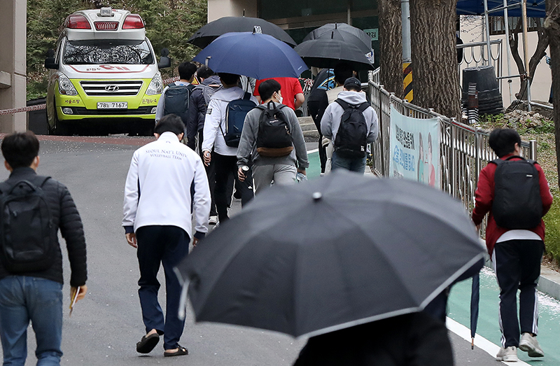 전국 소방공무원 신규채용 필기시험 수험생들이 서울 은평구 숭실고등학교에 마련된 고사장으로 향하고 있다. (ⓒ뉴스1, 무단 전재-재배포 금지)