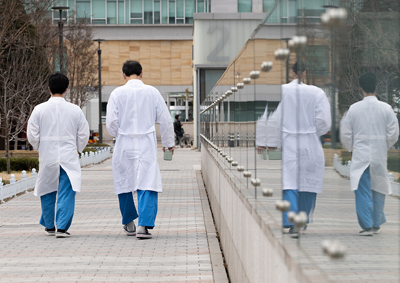 서울 소재의 한 병원에서 의료진이 발걸음을 옮기고 있다. (ⓒ뉴스1, 무단 전재-재배포 금지)