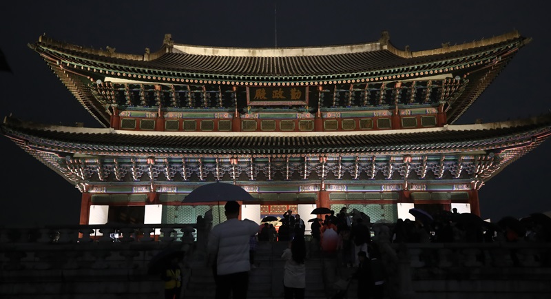 지난해 서울 경복궁을 찾은 시민들이 봄밤의 정취를 만끽하고 있는 모습. (ⓒ뉴스1, 무단 전재-재배포 금지)