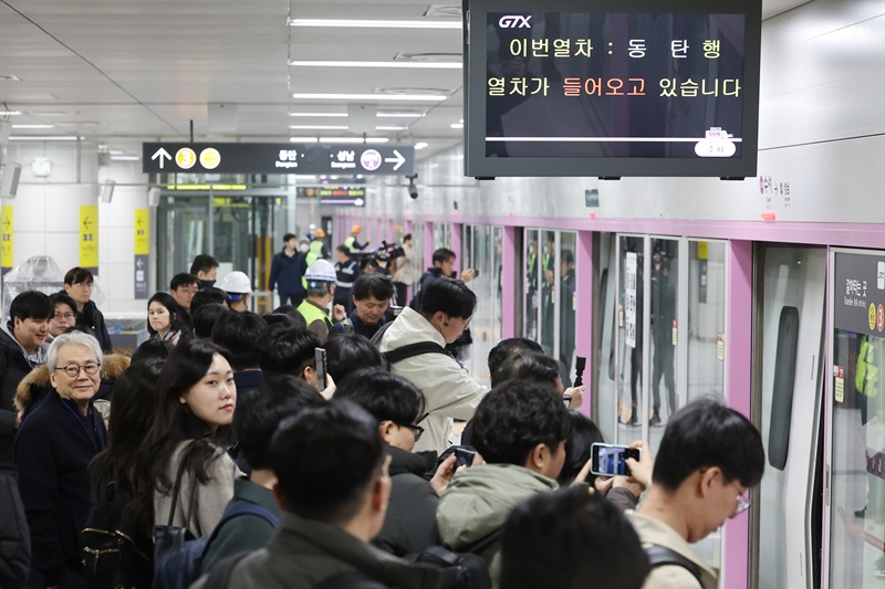 20일 서울 강남구 수도권광역급행철도(GTX)-A 수서역 승강장에서 취재진들이 동탄행 열차 탑승을 앞두고 있다. GTX-A는 오는 30일 수서~동탄 구간을 우선 개통한다. (ⓒ뉴스1, 무단 전재-재배포 금지)