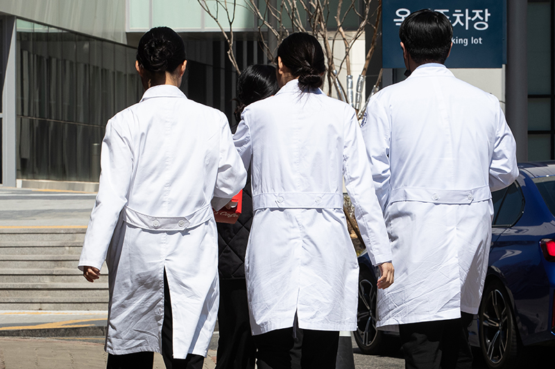 서울시내 한 대학병원에서 의료진들이 이동하고 있다. (ⓒ뉴스1, 무단 전재-재배포 금지)