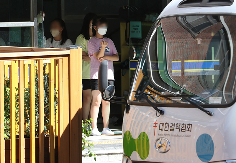 결핵환자가 발생한 충남 천안의 한 초등학교에서 학생들이 결핵 검사를 위해 이동하고 있다. (ⓒ뉴스1, 무단 전재-재배포 금지)