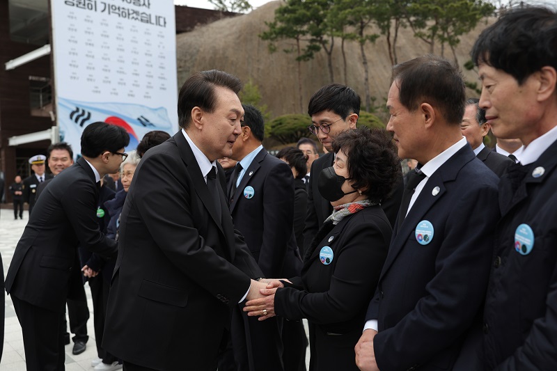 윤석열 대통령이 22일 오후 경기 평택시 해군2함대사령부에서 열린 제9회 서해수호의 날 기념식에 참석해 천안함 유가족들과 악수하고 있다. (대통령실 제공)