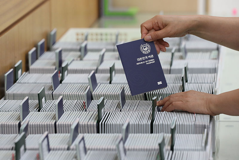 여권민원실에서 직원이 발급된 여권을 정리하고 있다. (ⓒ뉴스1, 무단 전재-재배포 금지)