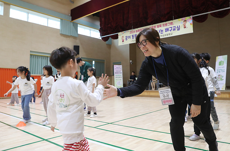 장미란 문화체육관광부 제2차관이 25일 오후 경기 용인시 기흥구 마성초등학교 늘봄학교 체육프로그램 현장을 방문해 체육수업 일일 강사로 나서 아이들과 배구 수업을 진행하고 있다. (ⓒ뉴스1, 무단 전재-재배포 금지)