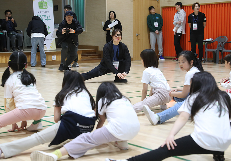 장미란 문화체육관광부 제2차관이 25일 오후 경기 용인시 기흥구 마성초등학교 늘봄학교 체육프로그램 현장을 방문해 체육수업 일일 강사로 나서 아이들과 배구 수업을 진행하고 있다. (ⓒ뉴스1, 무단 전재-재배포 금지)