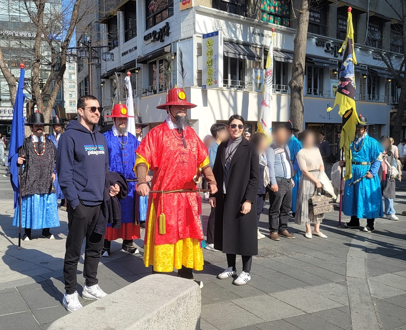 포토타임, 외국인 관광객이 함께 사진을 찍고 있다.