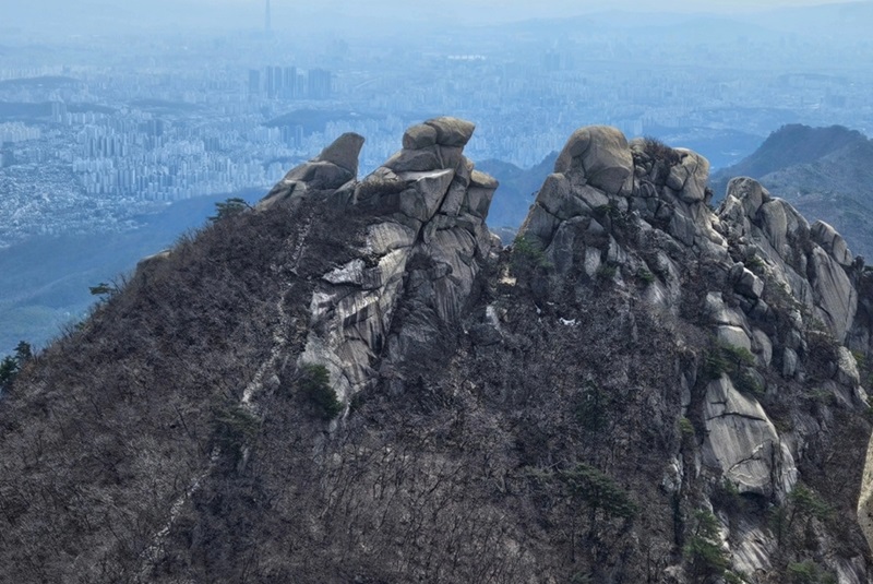 정상에서 바라본 북한산 전경. 북한산은 백운대, 인수봉, 만경대의 세 봉우리로 이루어졌기 때문에 삼각산이라고도 불린다.